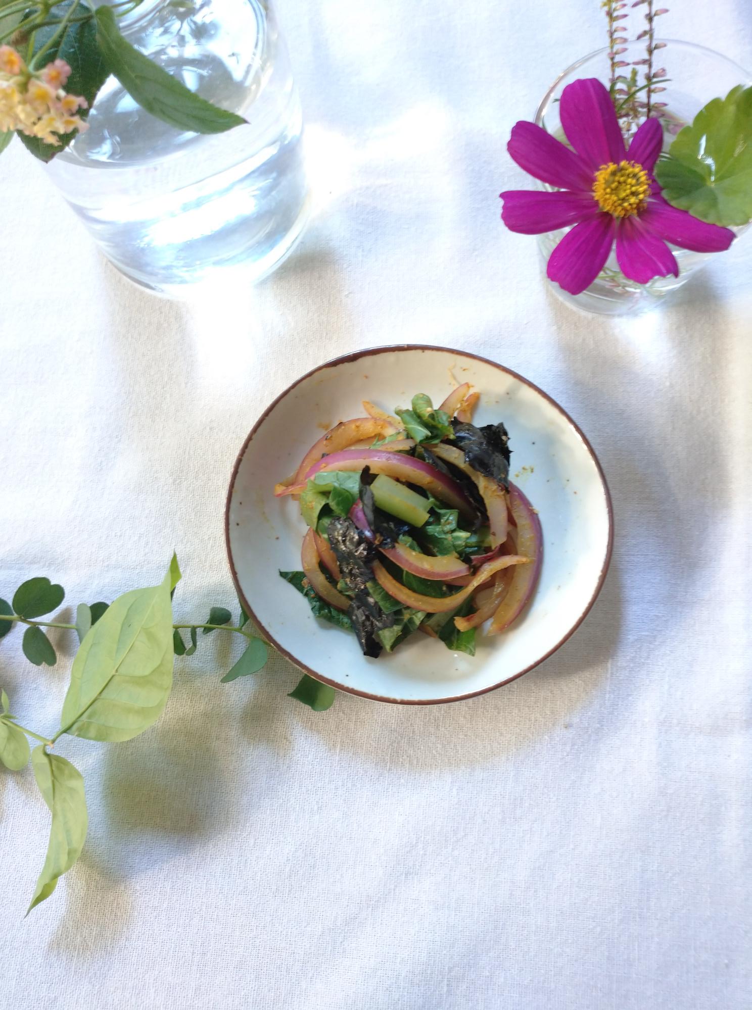 紫玉ねぎと小松菜の抗酸化スパイシーサラダ