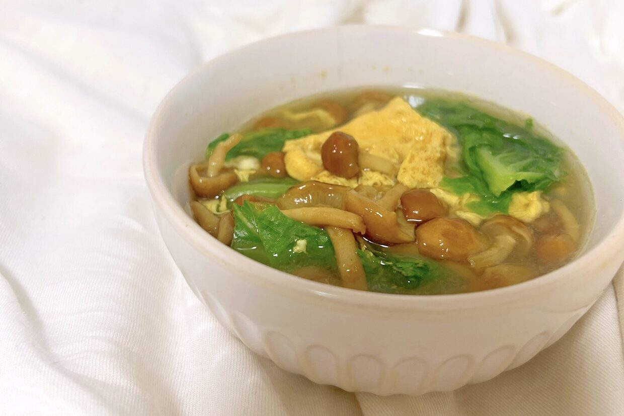 レタスとなめこの塩麹カレースープ【内藤えみ】                                                                                                                                                                                                   【内藤えみ】